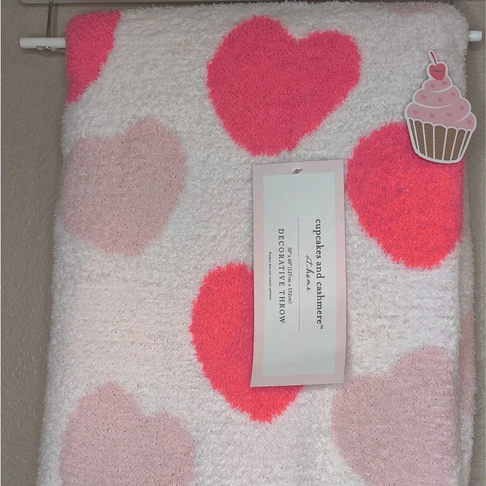 Cupcakes and Cashmere Viral TIKTOK Pink Heart Valentine Throw‎ Blanket NWT